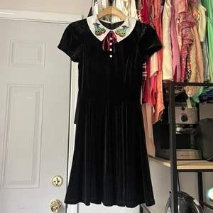 HELL BUNNY Minikleid schwarz Kontrastkragen Strick Samt Goth Kirsche bestickt - Bild 1 von 7