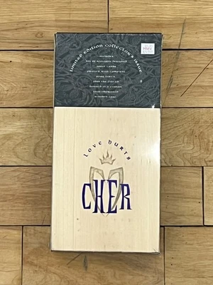 CHER - LOVE HURTS -  CD BOX SET - WOOD - SEALED / NEVER OPENED Foto 1 de 3