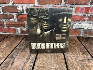 Band Of Brothers VHS RARE 6 Tape Set 2002 Gift Collectible - NEW SEALED!! - Foto 1 di 6