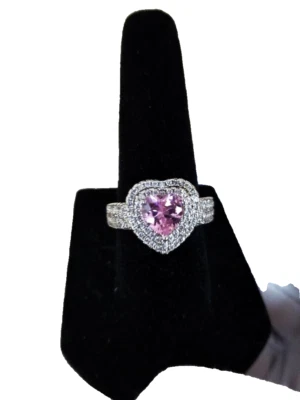Anillo de moda de cristal corazón rosa en montura plateada con doble halo talla 7 Foto 1 de 4