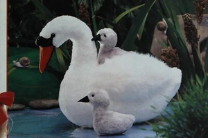 Alan Dart patrón de costura cisne y cignetos juguetes blandos revista extraíble - Imagen 1 de 2