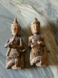 "Antiguo par birmano de madera tallada y dorada figura de guardián del templo budista de 10"" de alto" - Imagen 1 de 9