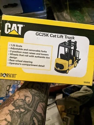 Camión elevador NORSCOT GC25K CAT escala 1:25 fundido a presión modelo réplica nuevo sellado Foto 1 de 2