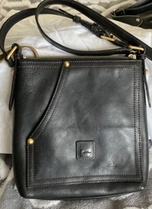 Borsa a tracolla Dooney Bourke nera fiorentina in pelle Huntington con lettera a tracolla - Foto 1 di 4