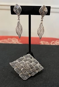 Conjunto de broche prendedor y pendiente con clip en forma de diamante tono plata Monet estilo clásico - Imagen 1 de 12
