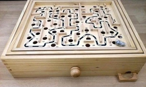 Holz Labyrinth Spiel, mit 2 Kugeln, Geschicklichkeitsspiel, Balancespiel - Bild 1 von 3