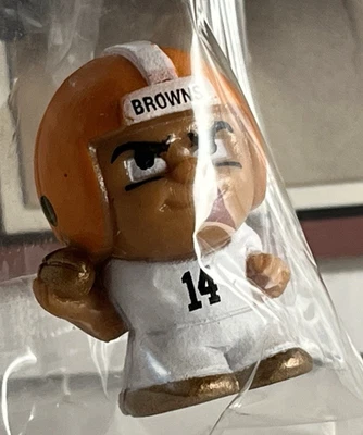 Figura Otto Graham NFL Teenymates 1" con Fleer 2000 GRANDES DEL JUEGO. BROWNS QB Foto 1 de 4