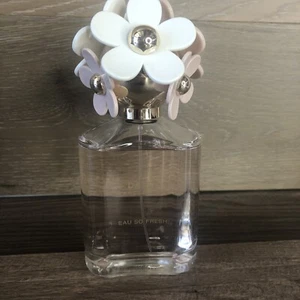 Marc Jacobs Daisy Eau So Fresh Eau de Toilette Spray 4.25 oz - Picture 1 of 4