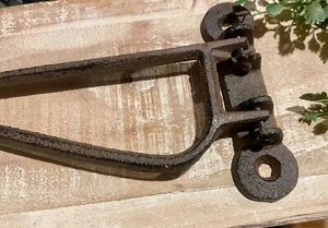 VINTAGE CAST IRON WALL MOUNT PIVOT SWING WALL HOOK Plant Hanger swinging metal - Picture 1 of 11