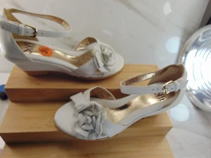 Sofft White Leather FLOWER FRONT Wedge Buckle Sandal 5 1/2 M - WORN ONCE - Picture 1 of 7