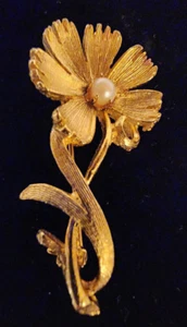 VINTAGE ART NOUVEAU FAUX PEARL GOLD TONE BROOCH - Picture 1 of 6