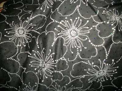 Tecido de jersey listrado preto com flores brancas e brilhos 2 jardas e 7 "64" com - Imagem 1 de 3