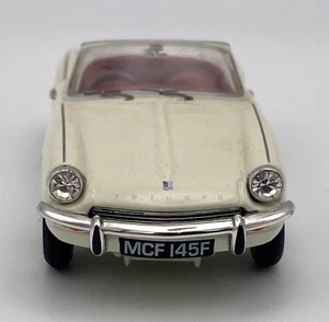 CORGI LLEDO VANGUARDS TRIUMPH SPITFIRE WHITE & RED HOOD VA06705 1:43 Ltd Edition - Picture 1 of 8