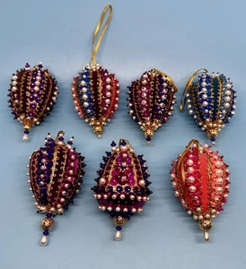 Set di 7 spille natalizie vintage in velluto con perline fatte a mano gioiello - Foto 1 di 24