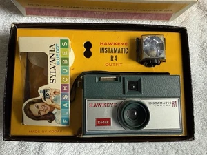 1965 Eastman KODAK HawkEye INSTAMATIC R4 Outfit Flashcube Vintage Film Camera US - Picture 1 of 24