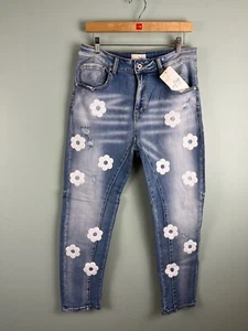 NWT In Italy Womens Flower Design Light Wash Skinny Jeans Faded Size 32x26 Girly - Picture 1 of 10