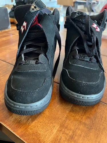 SCARPA DA TENNIS NIKE 4 YOUTH NERA VARSITY VENDUTA AL DETTAGLIO A $100 00