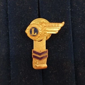 Vintage Lions Club 5 Jahre Member Award Gold Anstecknadel mit lila Chevron Hängeetikett - Bild 1 von 2