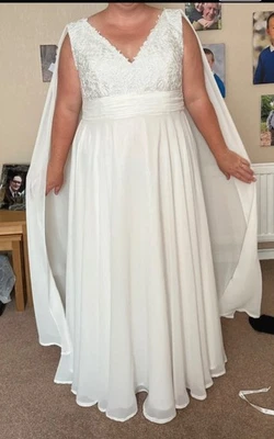 wedding dress size 20/22 - never worn only to try - Image 1 of 4