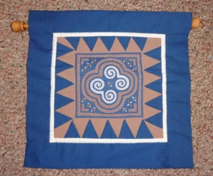 Edredón bordado tradicional Hmong hecho a mano cuadrados con clavijas colgantes 9" X 9" - Imagen 1 de 2