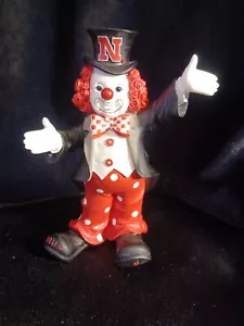 Statuina in resina Sarah's Attic Nebraska Campus Clown NEB12 6" - Foto 1 di 7