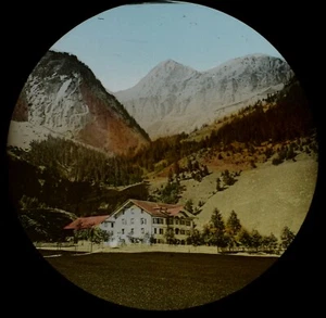 ZAUBERHAFTE LATERNENFOLIE KANDERSTEG BÄRENHOTEL UM 1888 ALTES FOTO SCHWEIZ MT LOHNER - Bild 1 von 3