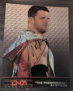 Foto promocional firmada por The Phenomenal AJ Styles TNA WWE 8X10 - Imagen 1 de 1