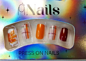 Hermosas uñas naranja y marrón con detalles de hojas de otoño y cuadros pegamento en mediano - Imagen 1 de 2