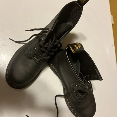 Botas con cordones Dr. Martens AirWair 1460 de cuero napa para mujer talla 7 $120 Foto 1 de 4