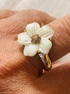 Vintage White Flower W/Rhinestone & Gold Tone Metal Ring Size 10 - Picture 1 of 5