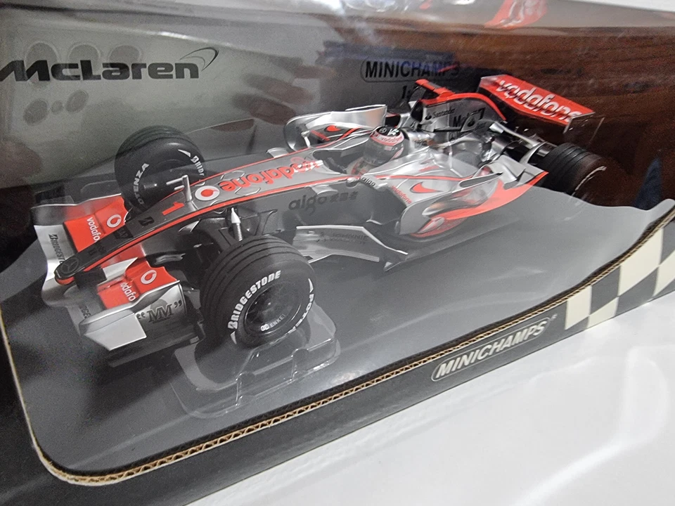 Minichamps 530071801 - Vodafone McLaren Mercedes MP 4-22 F.Alonso Showcar 2007 - Image 1 of 4
