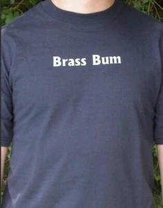 T-shirt unisex nuova con etichette Brass Bum by Last Resort Music Design blu navy grande nuova - Foto 1 di 11