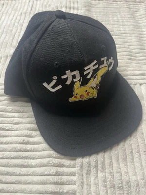 Gorra ajustable con texto japonés bordado negro de Pikachu Pokémon Snapback 2002 Foto 1 de 4