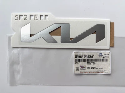 Insignia emblema puerta trasera original OEM "KIA" 86300-Q5610 para 24-25 Kia Seltos Foto 1 de 2