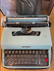 NL*Macchina da Scrivere OLIVETTI LETTERA 32 Made in Italy Custodia originale Top - Foto 1 di 7