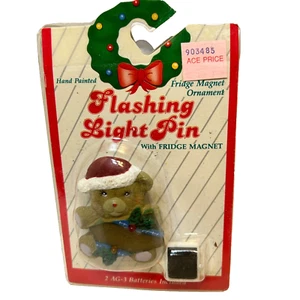 Vintage 1990 handbemalter Weihnachtsbär Blinklicht Pin Magnet in Verpackung Neu aus altem Lagerbestand - Bild 1 von 4