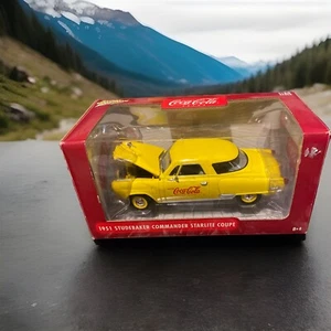 Johnny Lightning Coca Cola 1951 Studebaker Commander Starlite cupé 1:24 en caja - Imagen 1 de 16