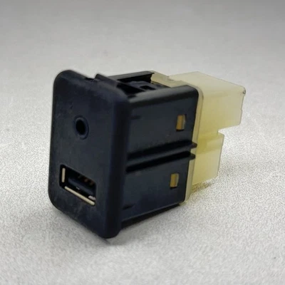 12-15 Chevrolet Camaro ZL1 SS Center Console USB Port Socket 25832462 OEM - Image 1 of 4