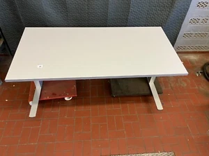 Nr 89 - Schreibtisch 160 x 80, höhenverstellbar 65-85 cm Palmberg, Platin - Bild 1 von 11