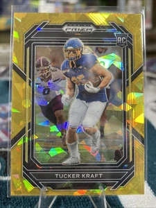 Selecciones de draft de fútbol americano Prizm 2023 Tucker Kraft Gold Ice Prizm RC SP - Imagen 1 de 2