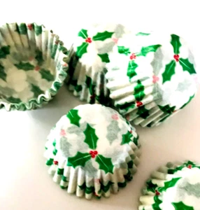 100 x CHRISTMAS PETIT FOUR CASES SWEETS TREAT HOLLY DESIGN FESTIVE PAPER - Picture 1 of 11