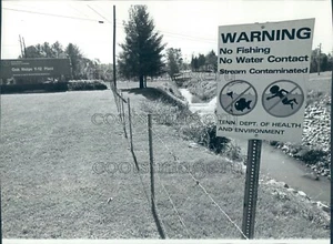 1990 Press Photo Signs Outside Oak Ridge Nuclear Plant Tennessee - Picture 1 of 2