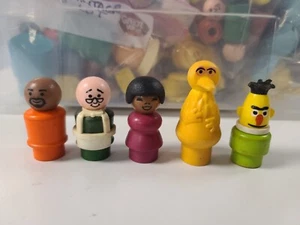 LOTTO FIGURINE Little People vintage (5S--plastica) Sesame Street Fisher prezzo sfuse - Foto 1 di 2