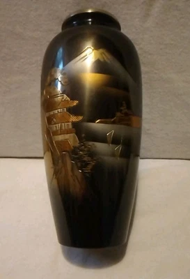 Beautiful Japanese Vase - Image 1 of 4