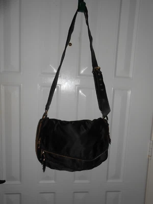 Bolso de mano Henri Bendel de nailon satinado negro muchos compartimentos Foto 1 de 4