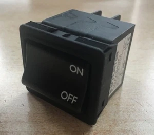 Interruttore termico 3 poli 4 amp 415 VAC Schurter - TA35-CKDBH040-C0 Z2638 - Foto 1 di 5