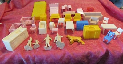 Lote de muebles de juguete + muñeca Plasco de colección TV sofá sillas inodoro fregadero bañera cama 32 piezas Foto 1 de 4