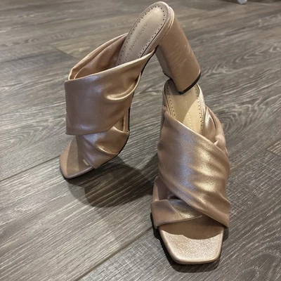 Sandalias Adrienne Vittadini 6.5 Rosa Brillante Imitación Cuero Bloque Tacón Alto Mules Foto 1 de 4