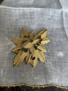 Vintage Crown Trifari Gold Tone Brooch Pin Jewelry SS-26 - Picture 1 of 8