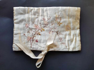 Très beau protège livre ancien en soie brodé de fleurs roses et d'un monogramme - Photo 1/4